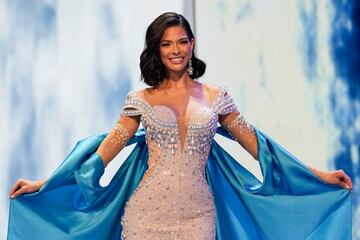 Miss Nicaragua Sheynnis Palacios participa en la categoría vestido de noche durante el 72° concurso de belleza Miss Universo en San Salvador.