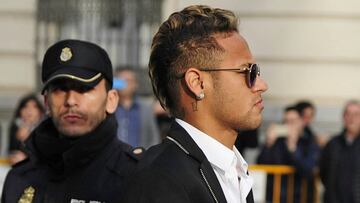 (FILES) This file photo taken on February 2, 2016 shows Barcelona&#039;s Brazilian forward Neymar arriving to Spain&#039;s national court in Madrid.
 Spanish prosecutors recommended on November 23, 2016, that Barcelona&#039;s Brazilian star Neymar be handed a two-year jail sentence and a fine of 10 million euros ($10.6 million) over his allegedly fraudulent transfer to the club.
 
  / AFP PHOTO / CURTO DE LA TORRE