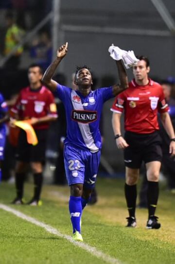 Ecuador's Emelec Miller Bolanos celebrates his goal against Atletico Nacional from Colombia during their Copa Libertadores football match at Jocay stadium in Manta, Ecuador, on May 7, 2015. AFP PHOTO / RODRIGO BUENDIA