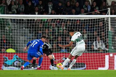 2-1. Álvaro Rodríguez recorta a Raúl Asencio en la frontal del área para soltar un zurdazo y mandar el balón a la red de la portería de Thibaut Courtois.