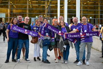 Aficionados del Zunder Palencia, antes del partido ante el Monbus Obradoiro.