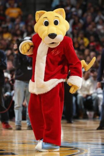 Ya es Navidad y Rocky, la mascota de los Nuggets, lo recordó con su atuendo al estilo Papá Noel.