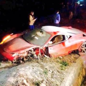 Con parte de su tren delantero destrozado y en la berma de la ruta 5 qued&oacute; el Ferrari de Arturo Vidal.