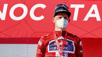 Mathieu van der Poel, con el maillot de líder en el UAE Tour.