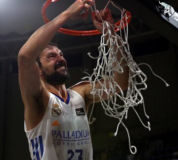 Sergio Llull quitando la red de la canasta 