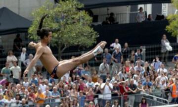 El clavadista colombiano Orlando Duque durante la ronda clasificatoria para la final de la prueba del 'Red Bull Cliff Diving 2015' de Bilbao.