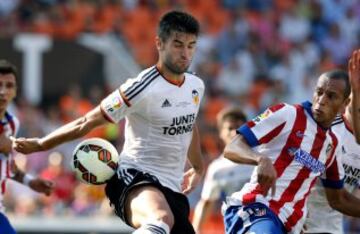 El defensa brasileño del Atlético de Madrid Joao Miranda (d) lucha por un balón con el defensa Antonio Barragán (i).
