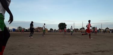 Partido entre el equipo de MSF y una naci¨®n de Sud¨¢n del Sur