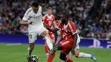 MADRID, 07/04/2026.- El delantero francés del Real Madrid, Kylian Mbappé (i), intenta escaparse con el balón durante el encuentro correspondiente a la ida de los cuartos de final de la Liga de Campeones que disputan este martes Real Madrid y Bayern Munich en el estadio Santiago Bernabéu, en Madrid. EFE/Juanjo Martín