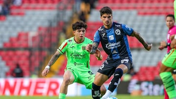 Denzell Garcia (L) of Juarez fights for the ball with Santiago Homenchenko (R) of Queretaro during the 7th round match between Queretaro and FC Juarez as part of the Liga BBVA MX Varonil, Torneo Clausura 2026 at La Corregidora Stadium, on April 07, 2026 in Santiago de Queretaro, Mexico.