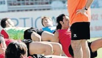 <b>MOTIVADOS. </b>Pepe Mel, técnico rayista, quiere que los vallecanos den hoy una alegría.