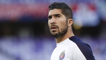El defensa central de Chivas estuvo envuelto en una discusión con un seguidor del Guadalajara al ser recriminado por el mal Mundial de Clubes.