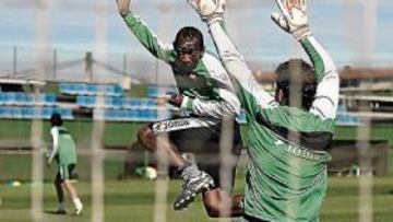 <b>MÁS DISPAROS. </b>El entrenador del Racing exige a sus delanteros que acaben las jugadas con remates.