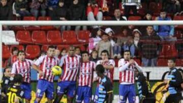 <b>FINO ESTILISTA. </b>Joan Verdú ejecuta una falta ante la mirada de jugadores de Sporting y Espanyol. Salió por encima de la portería.