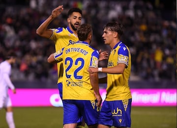 Chris Ramos, José Antonio de la Rosa y Javier Ontiveros celebran el 0-3 frente al Real Jaén. Foto: Cádiz CF.