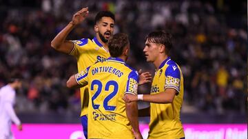 Chris Ramos, José Antonio de la Rosa y Javier Ontiveros celebran el 0-3 frente al Real Jaén. Foto: Cádiz CF.