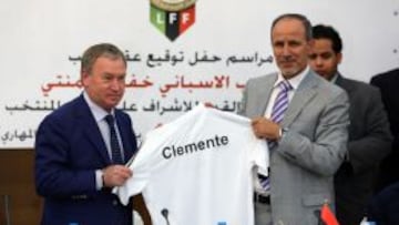 Spanish coach Javier Clemente (L) holds up a shirt with Anwar al-Techane, president of the Libyan Football association, after signing a contract overseeing the training of Libya&#039;s first national football team, in Tripoli, on October 12, 2013. AFP PHOTO/MAHMUD TURKIA