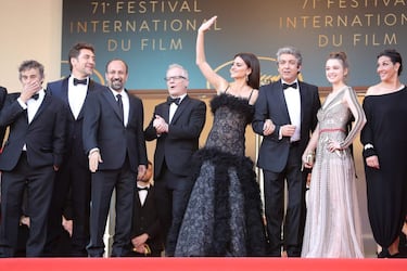 Eduard Fernandez, Javier Bardem, Asghar Farhadi, el delegado general del Festival de Cannes Thierry Fremaux, Penelope Cruz, Ricardo Darin, Carla Campra y Elvira Minguez a su llegada a la inauguraci¨®n de la 71? edici¨®n del Festival de Cannes con la proyecci¨®n de la pel¨ªcula "Todos lo saben".