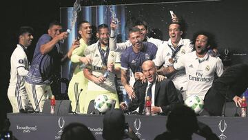 Los jugadores del Madrid celebran junto a Zidane la victoria blanca en la Supercopa de Europa ante el Sevilla.