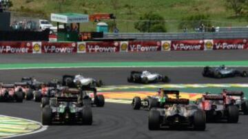 Vista general del inicio de la Fórmula Uno Gran Premio de Brasil en el circuito de Interlagos en Sao Paulo