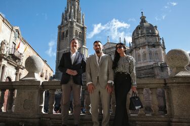 (I-D) El alcalde de Toledo, Carlos Velázquez; el actual campeón del mundo de peso pluma de la UFC, Ilia Topuria y su pareja Giorgina Uzcategui, posan tras una reunión en el Despacho de Alcaldía.