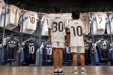 Tienda del Bernabéu con las camisetas de Mbappé.