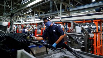 Volkswagen assembly workers works an Amarok model using personal protective equipment, as the automaker reopened its plant with measures to avoid the spread of the coronavirus disease (COVID-19), at the Assembly Plant in General Pacheco, in the outskirts of Buenos Aires, Argentina May 29, 2020. REUTERS/Agustin Marcarian