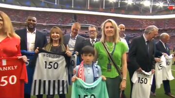 ¡Un chileno recibió emotivo homenaje en la final de la FA Cup!