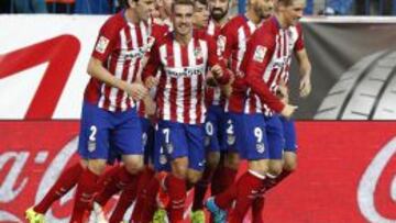 Los jugadores del Atlético felicitan a Griezmann por sus dos goles.