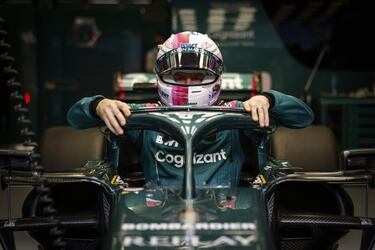 Este fichaje tuvo casi, o toda la culpa de la marcha de Sergio Prez a Red Bull. Vettel se encontra-ba sin asiento tras una temporada para olvidar en Ferrari donde tanto equipo como piloto tomaron posturas totalmente opuestas, y ni siquiera el factor econmico fue capaz de retener al mexicano en una escudera que sera absorbida por Aston Martin. El hijo del jefe, Stroll, tena claro que no se vera sin asiento y en esta nueva aventura de Lawrence como propietario, el canadiense decidi apostar por un piloto de garantas con el que seguir evolucionando un proyecto en el que la marca britnica de superdeportivos, quera desembarcar en la F1 a lo grande.