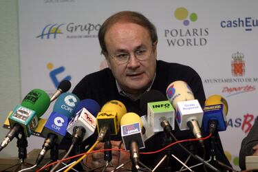 Miguel Ángel Martín, cariñosamente conocido como ‘El Cura’, un apodo que le puso Nacho Azofra, murió el 30 de noviembre a los 73 años de edad. El cáncer se llevó a un prestigioso entrenador que dirigió en primera línea al Estudiantes, al Real Madrid y al Granada. Fue en el club colegial donde Martín dejó su mayor huella desde 1988 a 1994, una etapa de oro en la que hizo debutar a gigantes como Azofra, Herreros, los hermanos Martínez, Alfonso Reyes, De Miguel… Su cosecha fue espectacular, con la Copa del Rey de Granada y la Final Four de Estambul, ambas en 1992, como grandes éxitos. Junto a él creció otro grande del banquillo, Pepu Hernández, que le sustituyó en 1994. En el Madrid estuvo dos años, de 1996 a 1998. Primero, como director técnico, y después, como primer técnico tras la salida de Zeljko Obradovic en 1997. Entre sus dos experiencias madrileñas, también hizo sus pinitos como comentarista de RTVE.