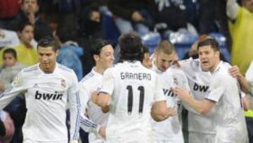 <b>TODOS CON KARIM. </b>Benzema firmó un hat-trick y en cada uno de los goles recibió el calor de su compañeros, que se fundieron en una piña en torno al delantero francés.