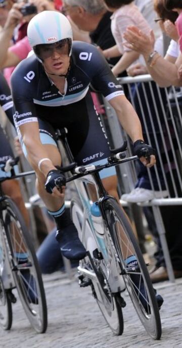 El belga Wouter Weylandt murió tras una caída en el descenso del Passo del Bocco en la tercera etapa del Giro de Italia 2011. El golpe le provocó graves lesiones en el cráneo.