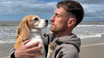 Aaron Ramsey con su perra 'Halo'.