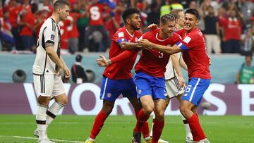 Juan Pablo Vargas celebrando un gol con Costa Rica ante Alemania en el Mundial de Qatar 2022.