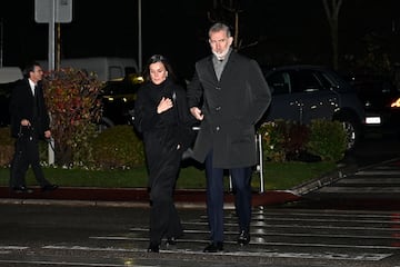 La reina Letizia y el rey Felipe VI llegando a la capilla ardiente de Fernando Gómez-Acebo.