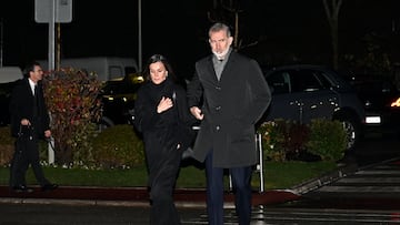 La reina Letizia y el rey Felipe VI llegando a la capilla ardiente de Fernando Gómez-Acebo.