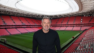 BILBAO, 22/09/2025.- El exfutbolista inglés Jamie Carragher, leyenda del Liverpool FC posa en el campo del Athletic Club San Mamés, donde el club bilbaino le ha concedido el premio One Club Award 2025. EFE/Luis Tejido