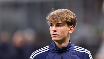 Soccer Football - Serie A - AC Milan v Como - San Siro, Milan, Italy - March 15, 2025 Como's Nico Paz during the warm up before the match REUTERS/Claudia Greco