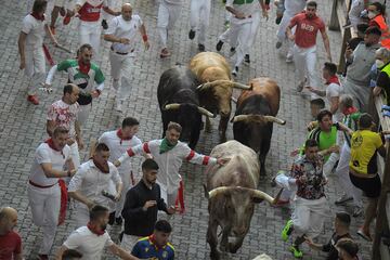 Este 7 de julio ser¨¢n los toros de la ganader¨ªa N¨²?ez del Cuvillo los que recorran las calles de la capital navarra. De esta forma comienza as¨ª el primero de los ocho encierros de las fiestas.