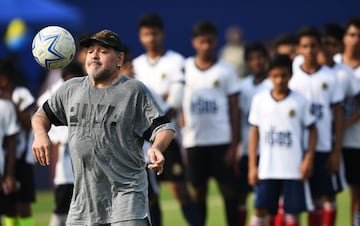 Maradona visita una escuela en la India