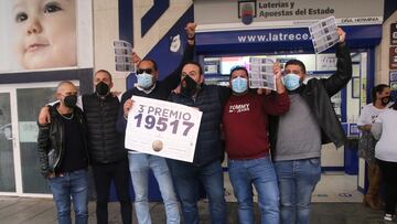 Empleados de la administración situada en la calle Artes de Arcos, en Almería, celebran que han vendido parte del número 19517 correspondiente al Tercer Premio del Sorteo Extraordinario de la Lotería de Navidad, a 22 de diciembre de 2021, en Almería, Andalucía (España). El sorteo de este año ha repartido 2021 un total de 2.408 millones de euros en premios, la misma cantidad que el año anterior. Entre los premios repartidos por la Lotería de Navidad destaca el popularmente conocido como 'Gordo' de Navidad, el primer premio, de 400.000 euros al décimo. El segundo premio es de 125.000 euros al décimo.
Rafael González / Europa Press
(Foto de ARCHIVO)
22/12/2021  LOTERIA NAVIDAD 2021 TERCER PREMIO