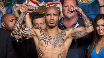 Miguel Cotto posa en el pesaje previo a un combate con el argentino Sergio &#039;Maravilla&#039; Martinez.