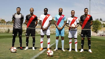 Los jugadores presentados como jugadores del Rayo Vallecano. De izquierda a derecha: Dimitrievski, Gálvez, Imbula, Bebé, Raúl De Tomás y Álex Alegría.
