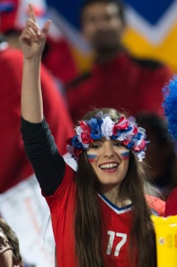 Las hinchas chilenas presentes en el Nacional.