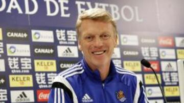 El entrenador de la Real Sociedad, David Moyes, durante la rueda de prensa que ha ofrecido hoy en el campo de entrenamiento de Zubieta, en la localidad guipuzcoana de Lasarte, de cara al partido de la decimocuarta jornada de Liga que su equipo disputa mañana domingo frente al Villarreal.