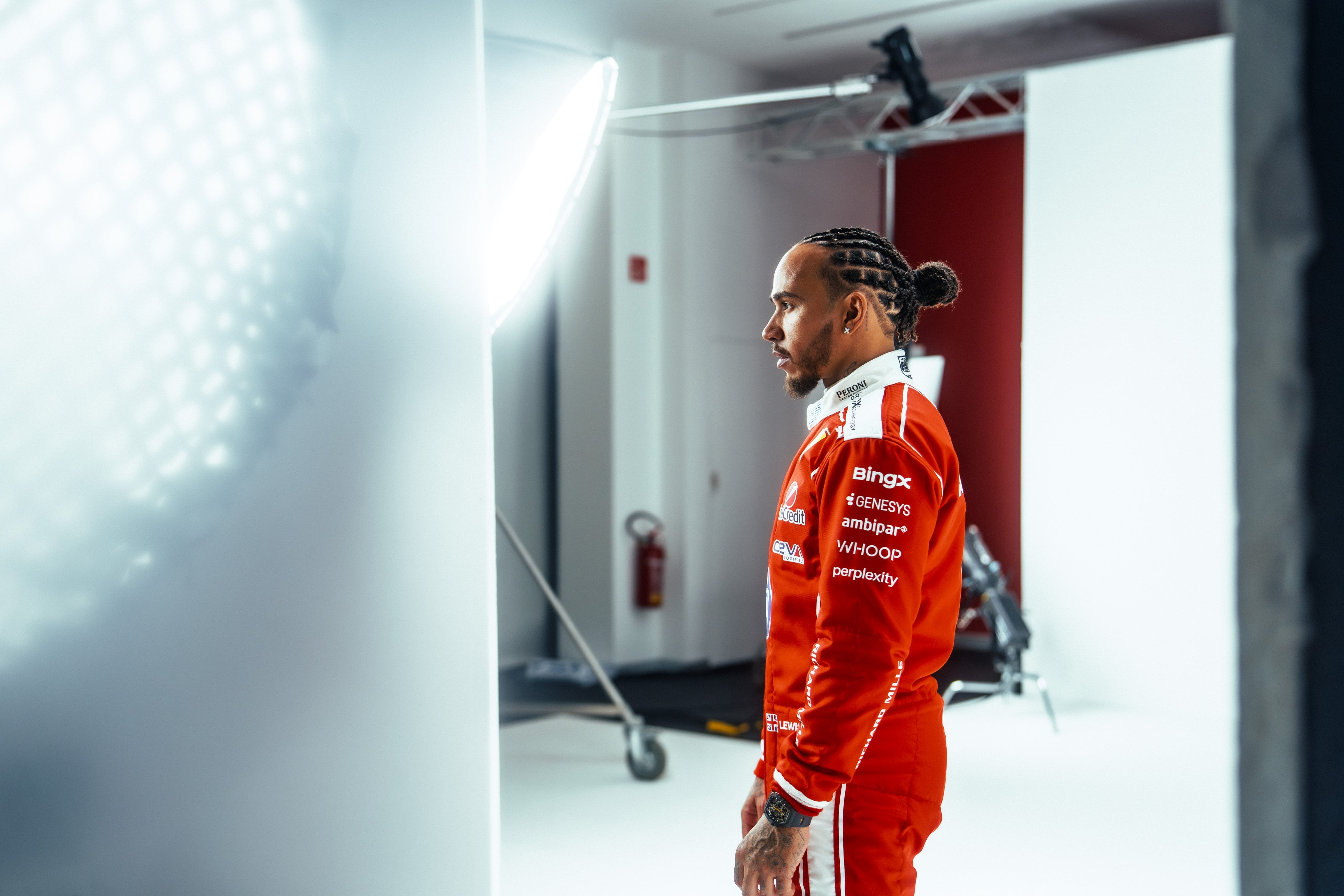 Lewis Hamilton, en una sesión de fotos con Ferrari.