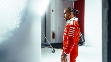Lewis Hamilton, en una sesión de fotos con Ferrari.
