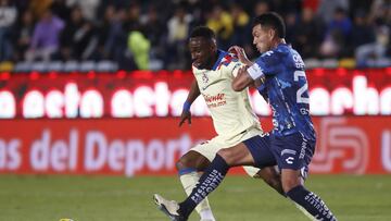 Gustavo Cabral y Julián Quiñones disputan un balón durante el partido América vs Pachuca en el Clausura 2024 de la Liga MX.