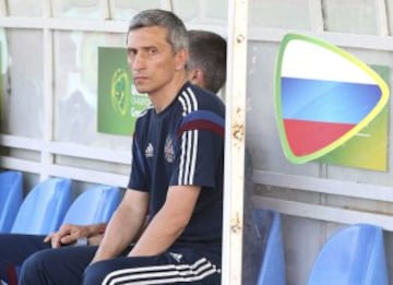 El técnico de Rusia Dmitri Khomukha durante la final del Europeo sub-19 que las selecciones de España y Rusia disputan hoy en el estadio municipal de Katerini, Grecia.